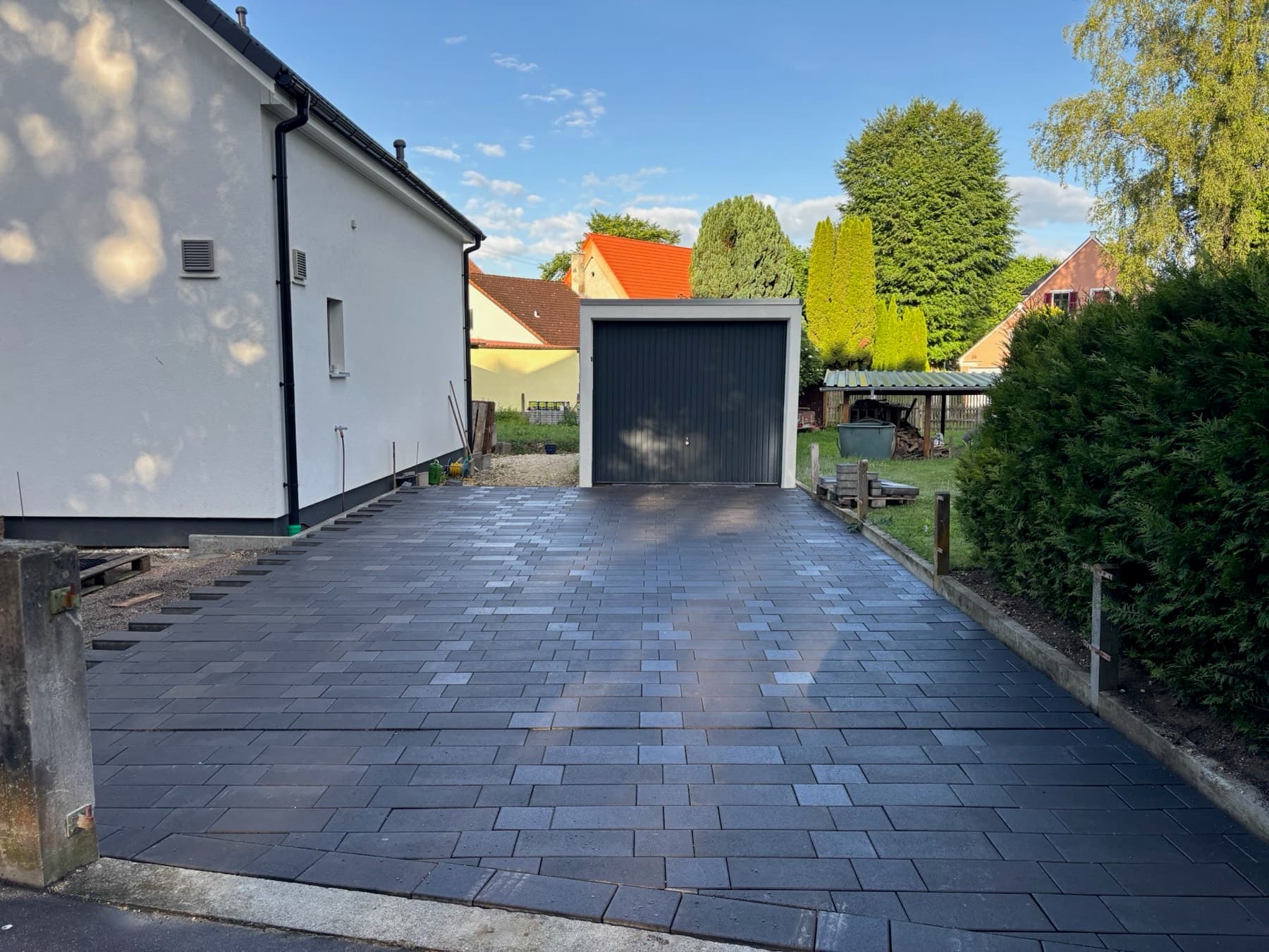 Frisch gepflasterte Einfahrt mit Garage