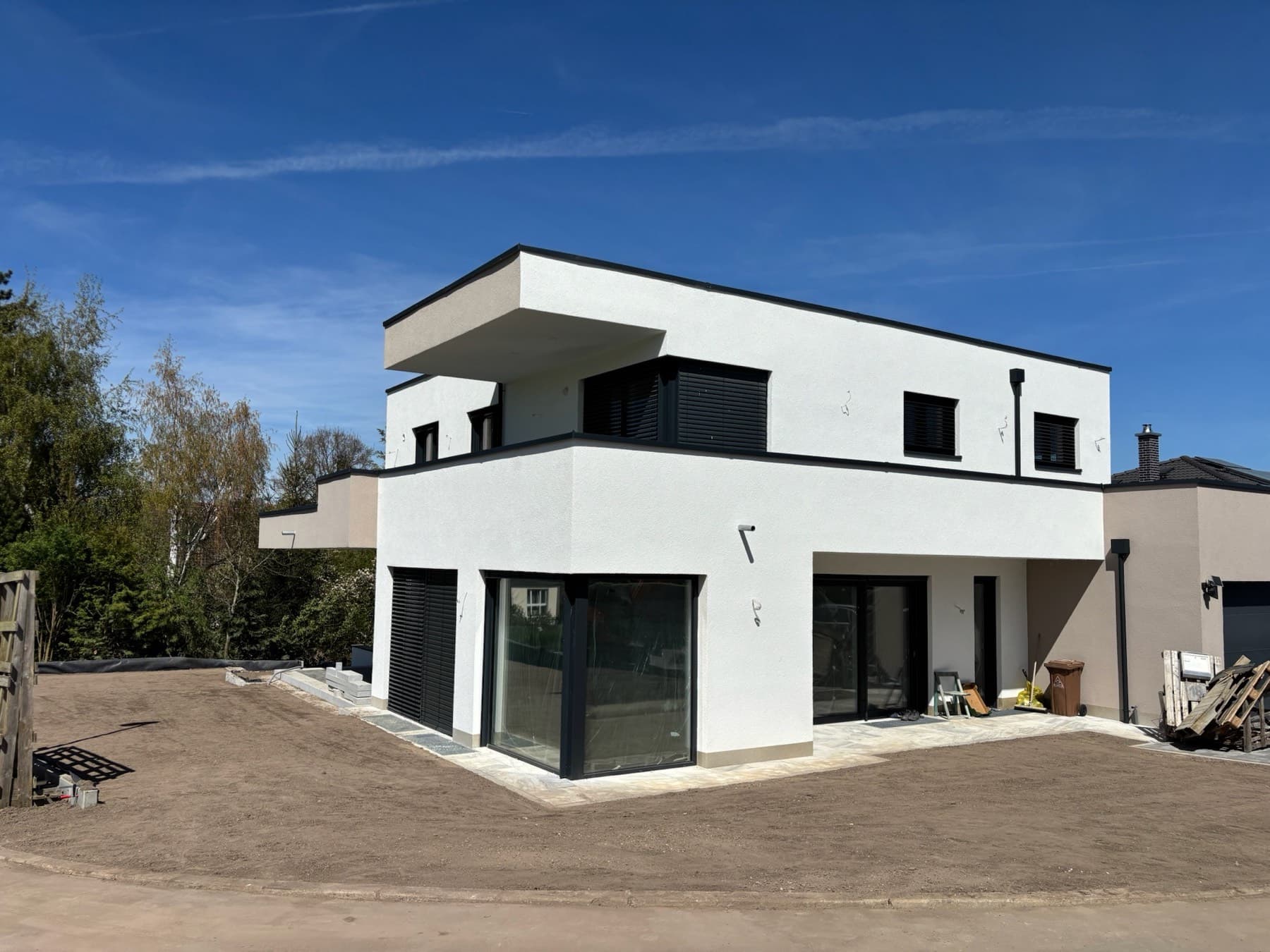 Neubau mit angelegter Außenanlage
