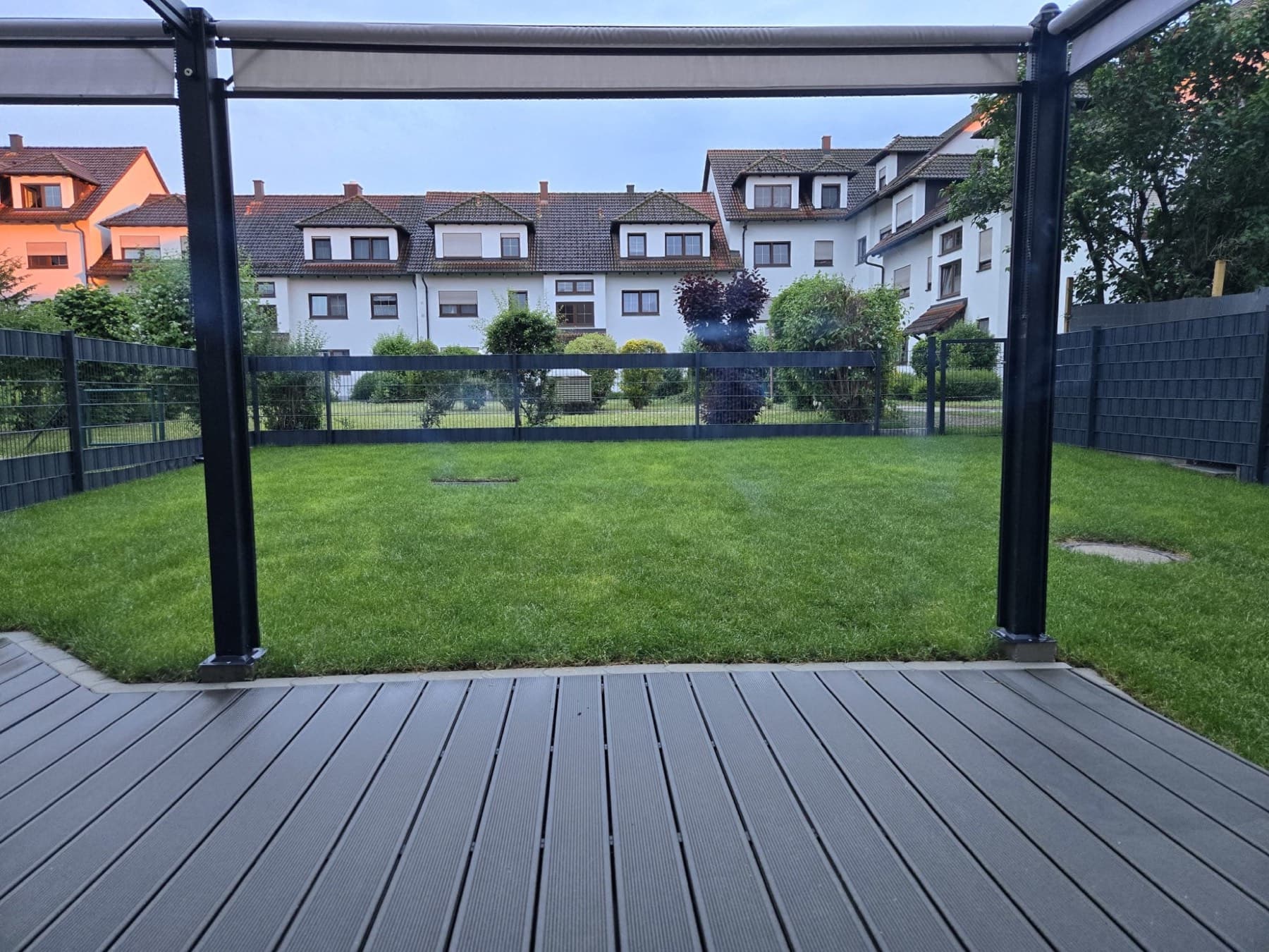Terrasse mit Rasen und Pergola