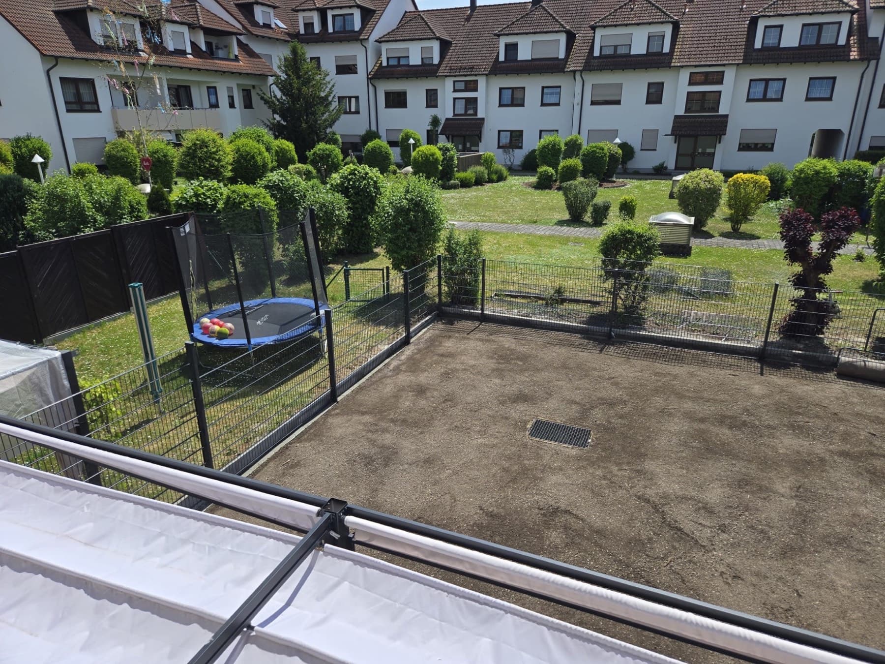 Gartentor mit Hecke