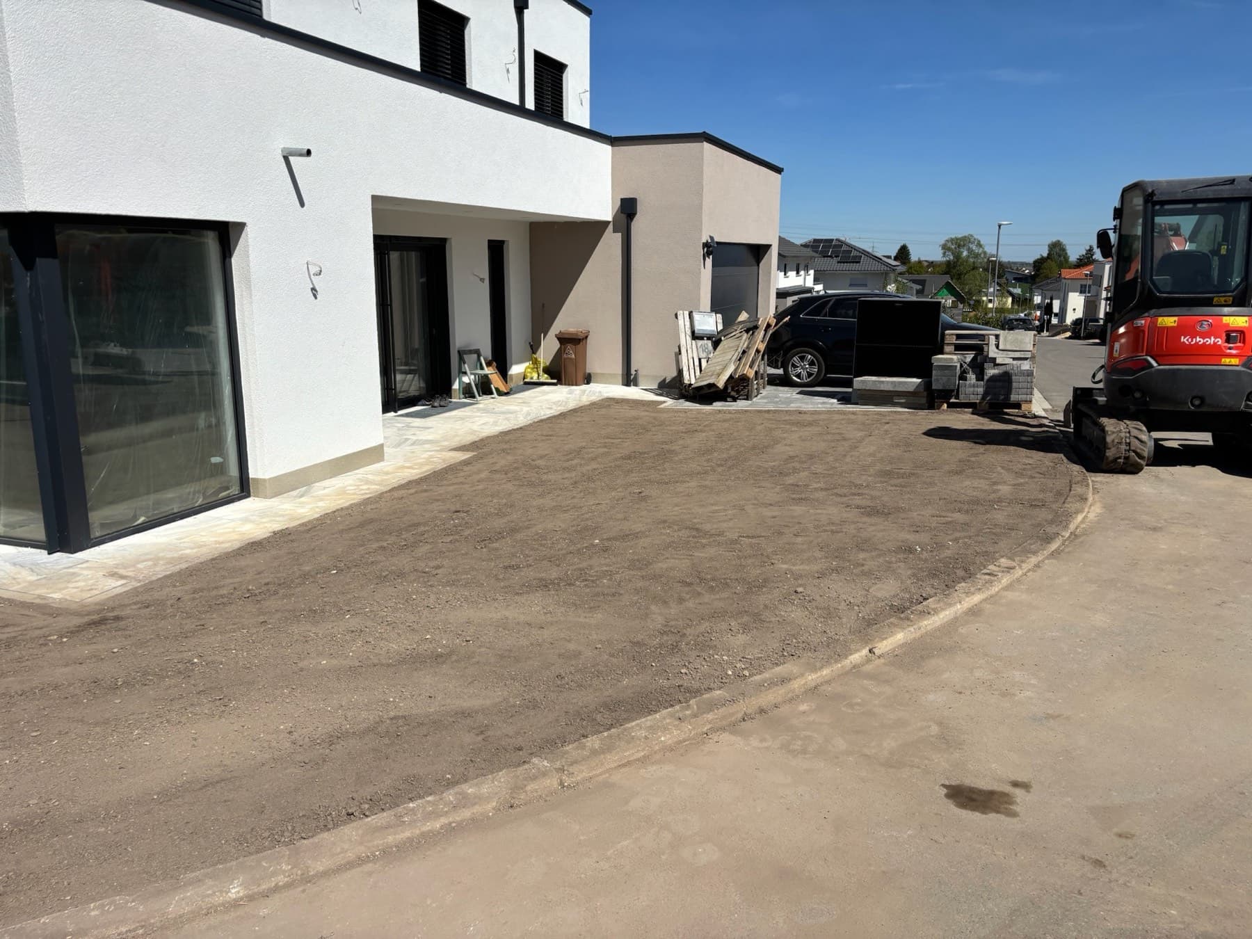 Einfahrt am Neubau