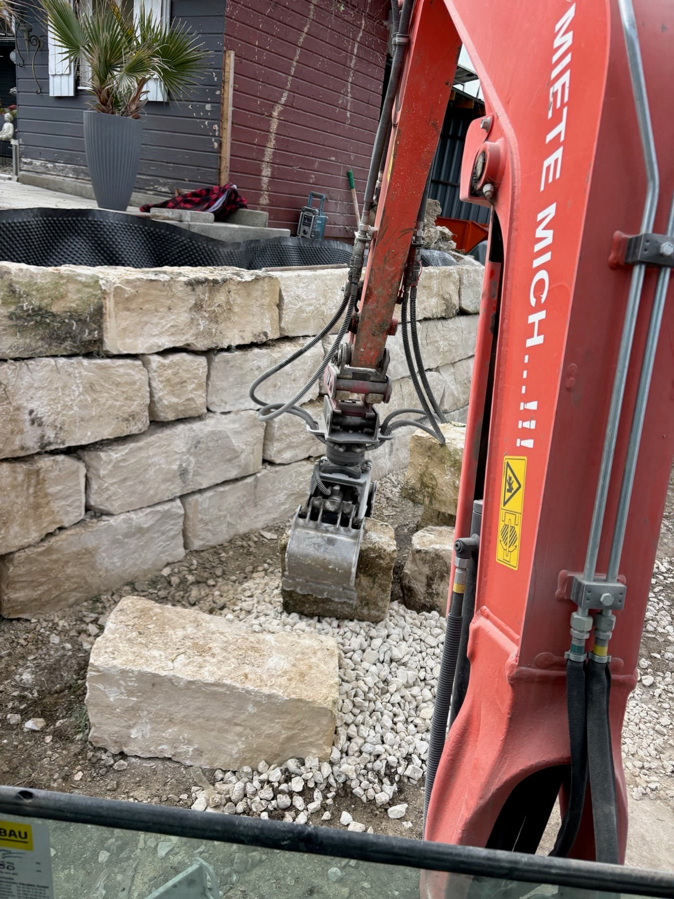 Natursteinmauer wird gesetzt