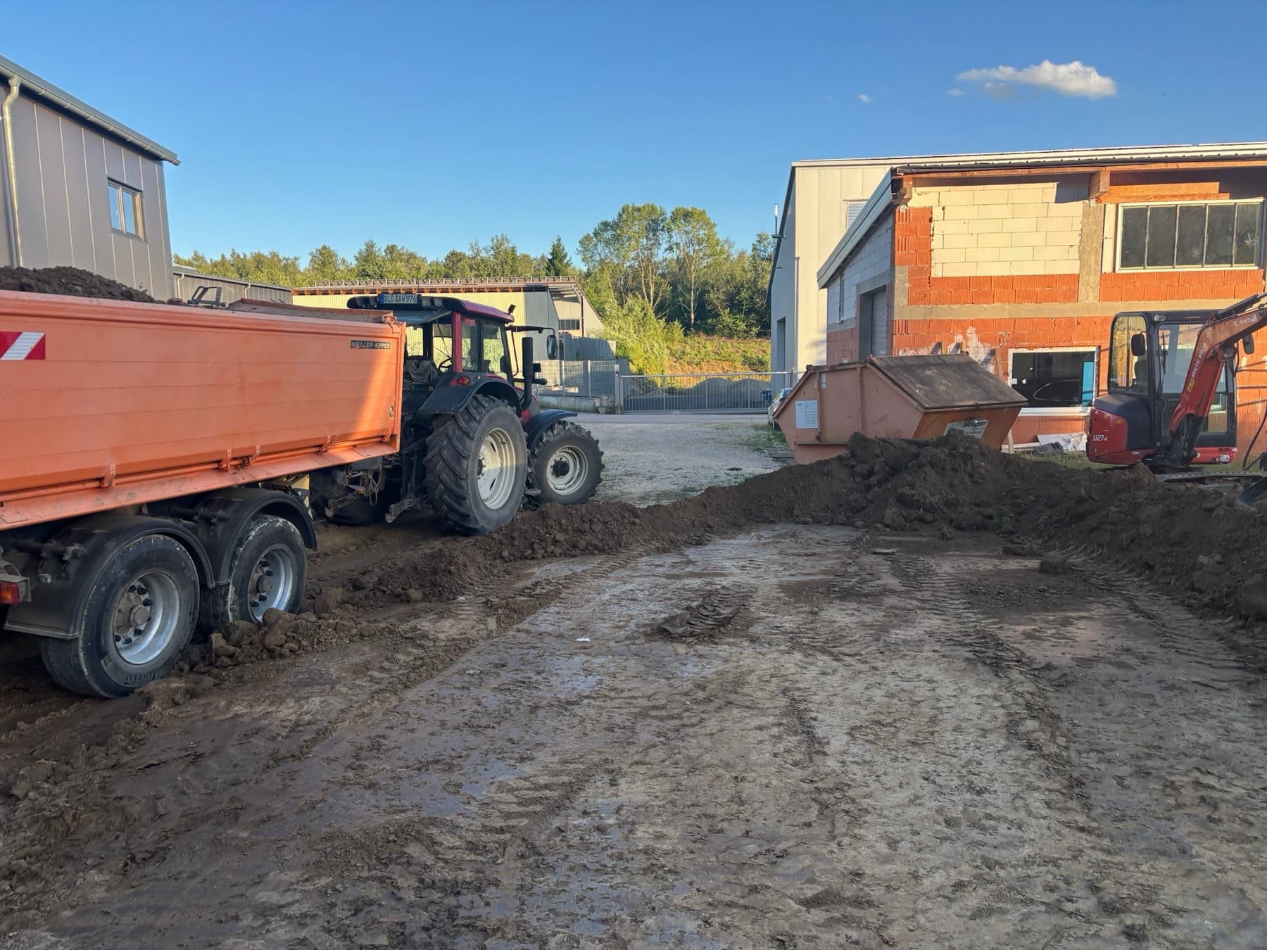 Lkw liefert Schotter